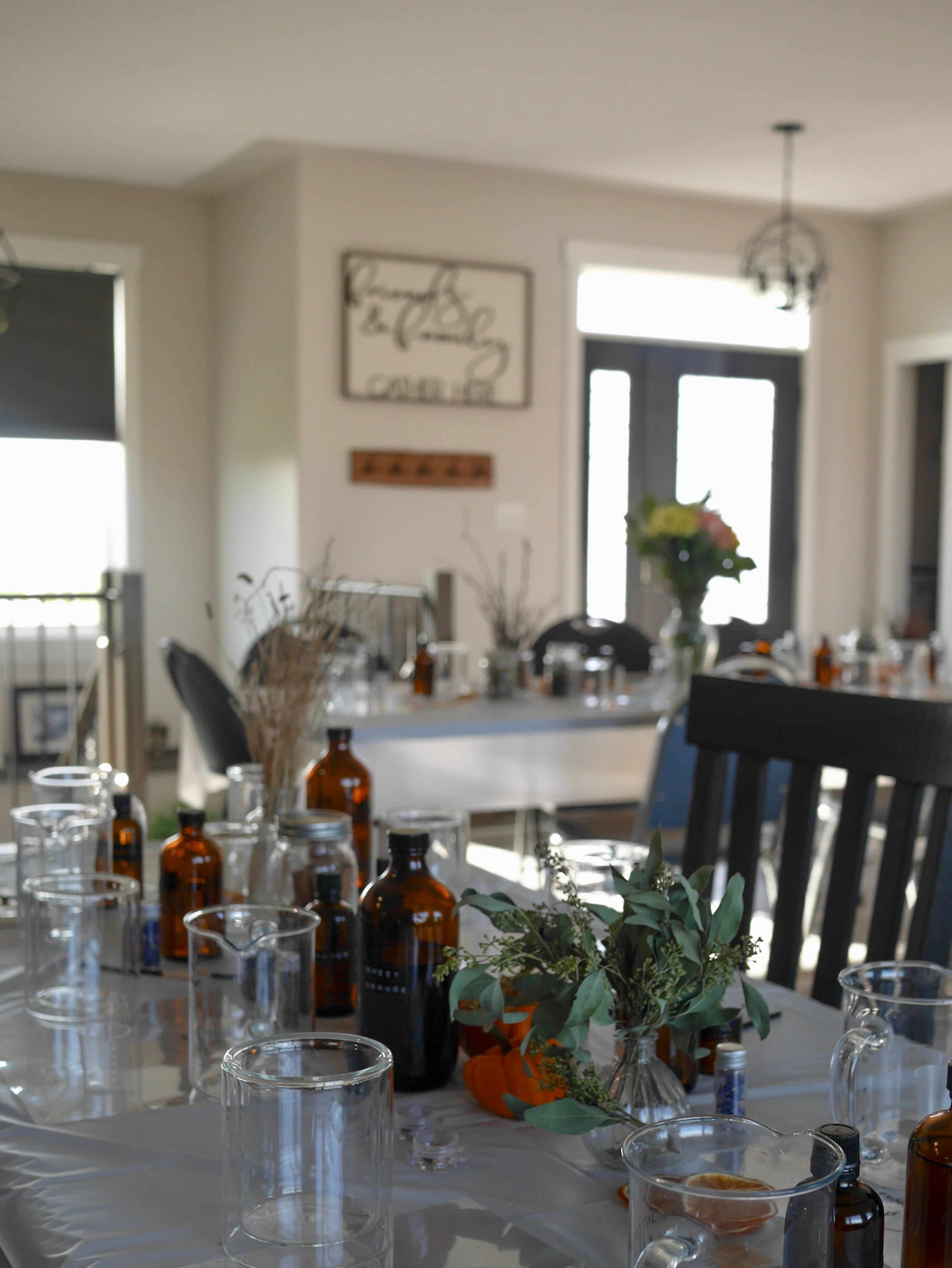 Table setting with glass vessels and flowers